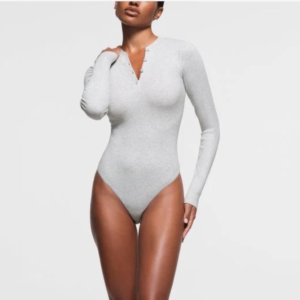 SKIMS *NWT COTTON JERSEY LONG SLEEVE HENLEY BODYSUIT | COLOR: LIGHT HEATHER GREY